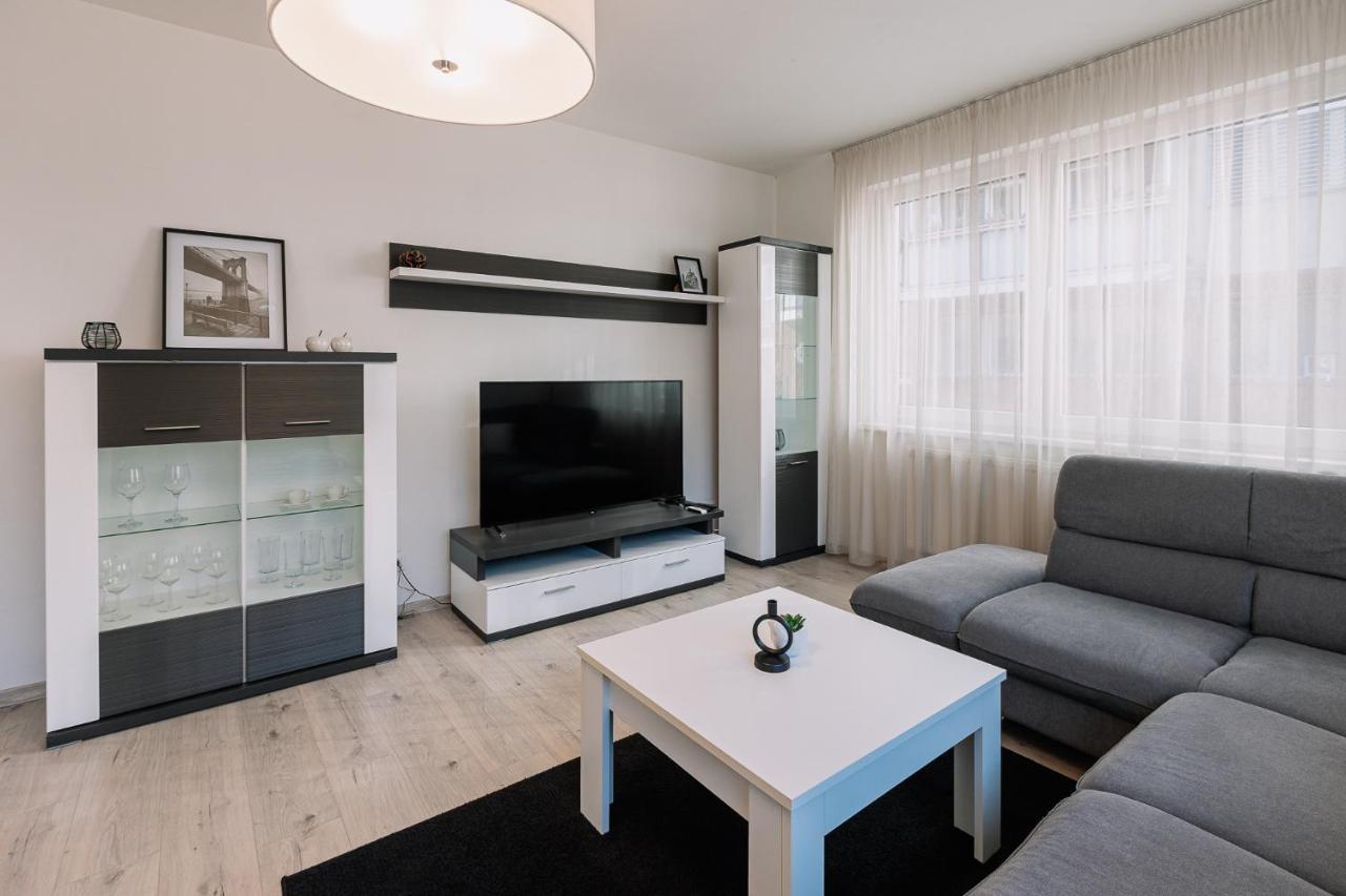 Skau 1 Old Town Family & Business Apartment Free Parking Братислава Екстер'єр фото