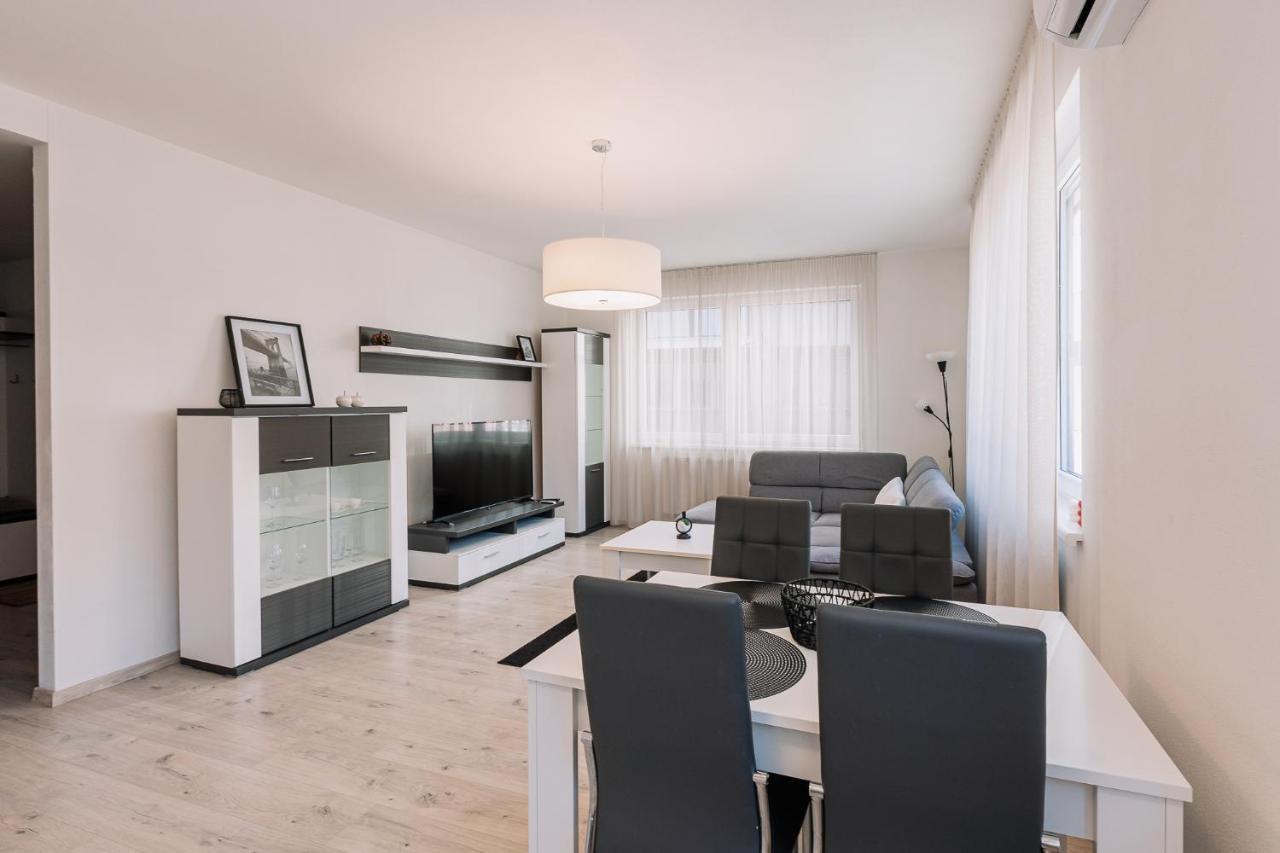 Skau 1 Old Town Family & Business Apartment Free Parking Братислава Екстер'єр фото