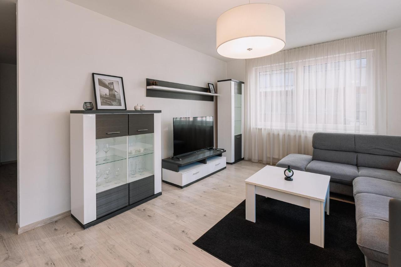 Skau 1 Old Town Family & Business Apartment Free Parking Братислава Екстер'єр фото